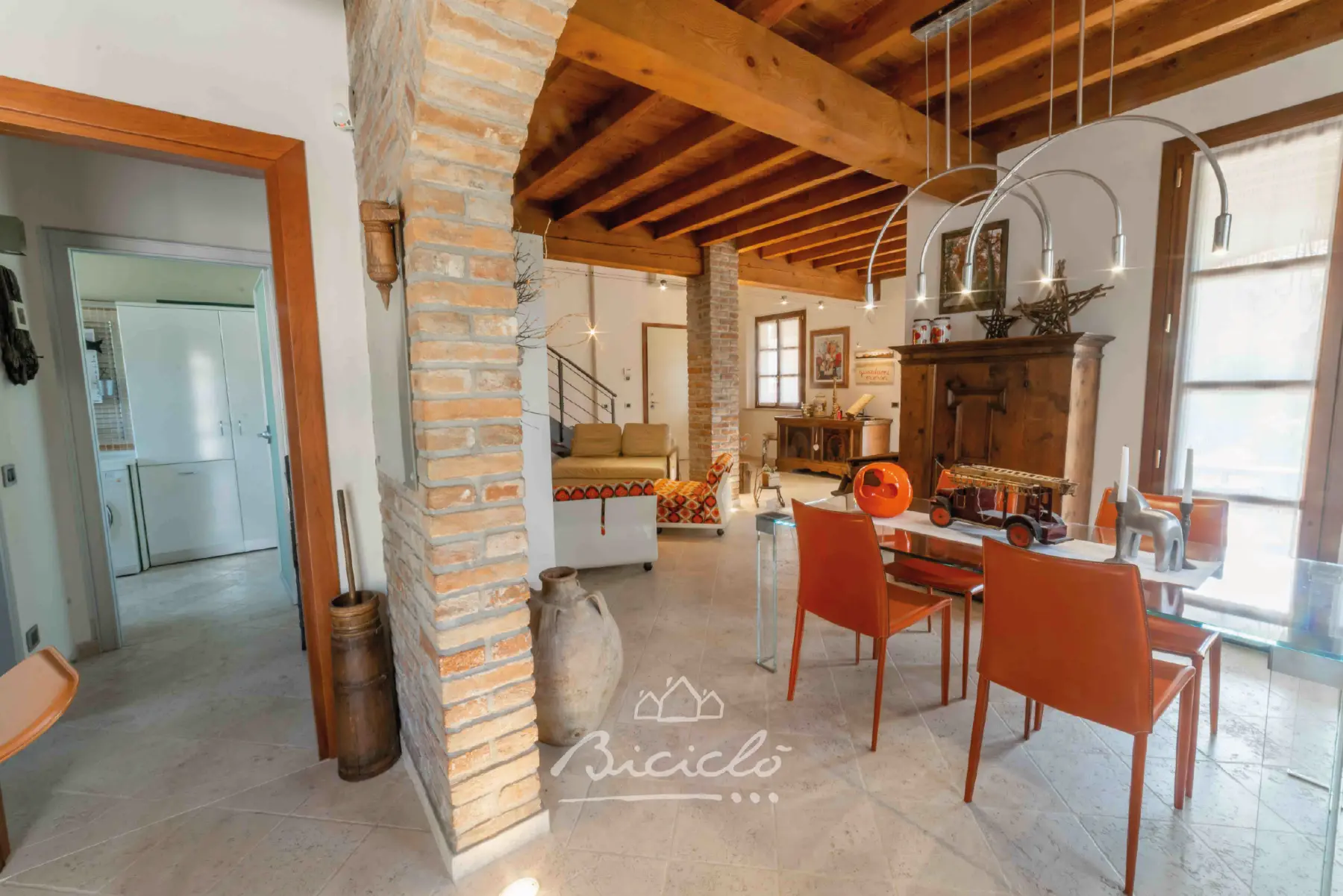 Sala da pranzo con tavolo e sedie arancioni Biciclo Country House - Villa indipendente a Ferrara