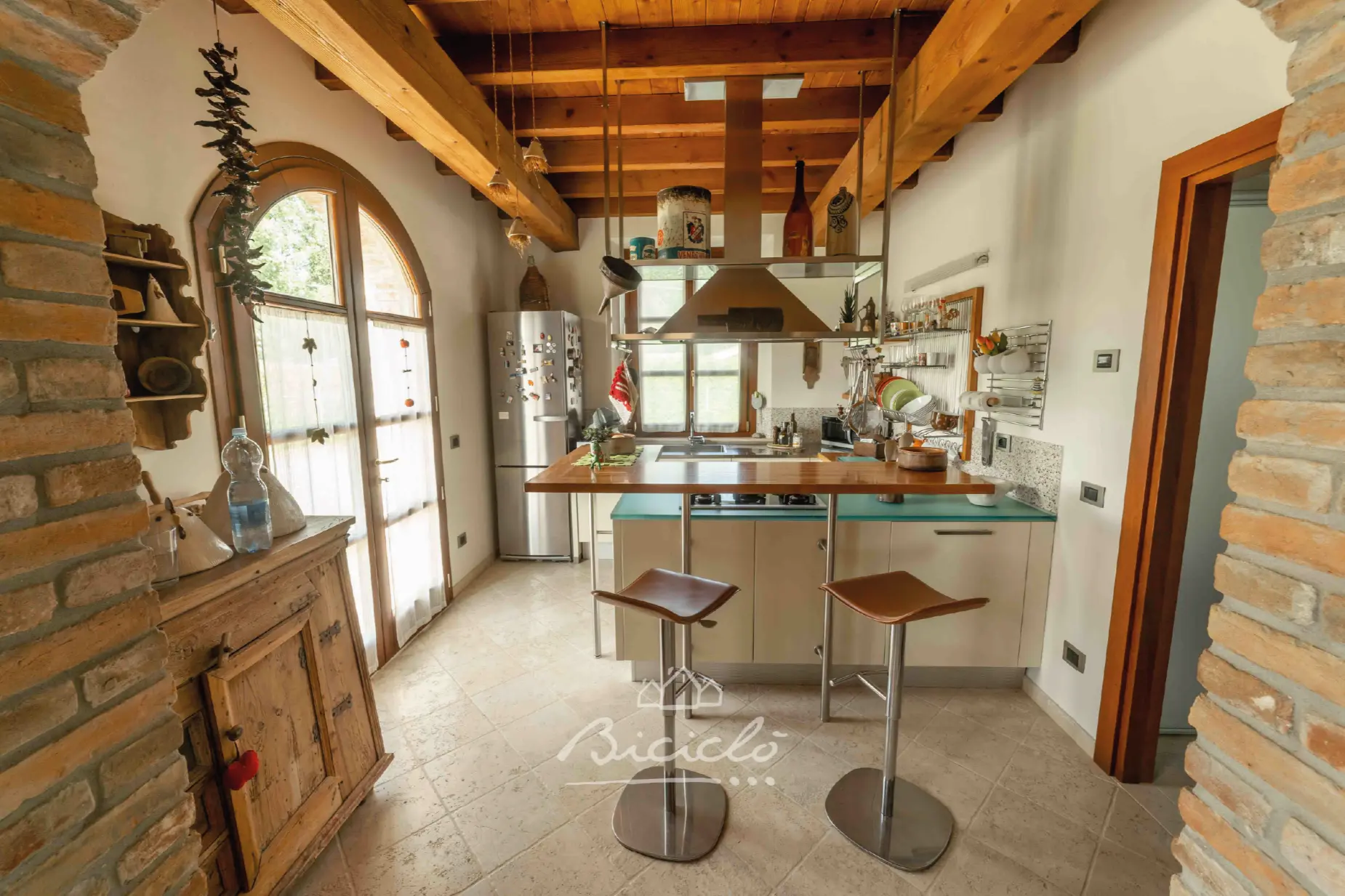 Cucina con tavolo e sgabelli Biciclo Country House - Villa indipendente a Ferrara
