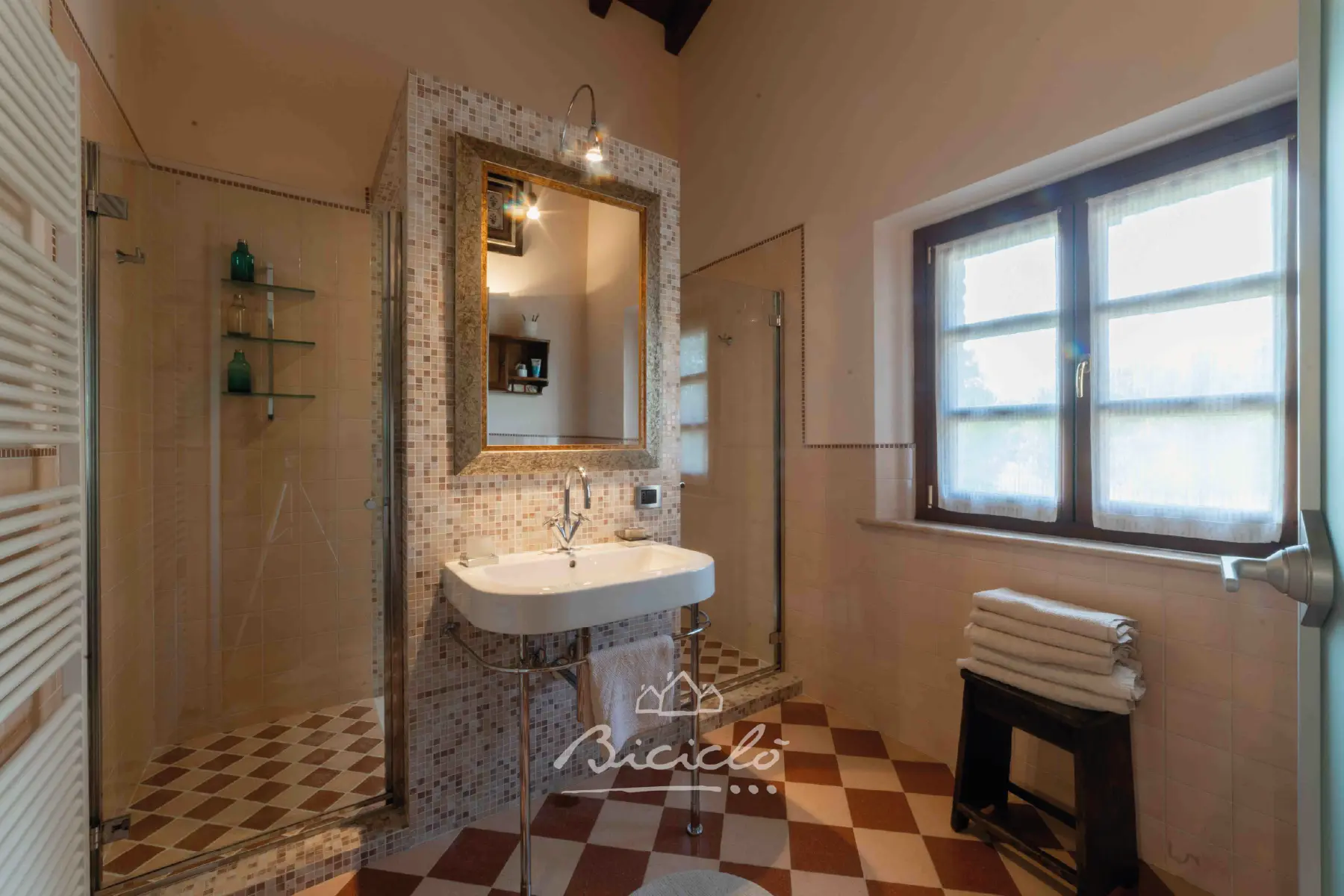 Dettaglio lavandino e doccia con pavimento a scacchiera Biciclo Country House - Villa indipendente a Ferrara